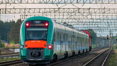 Дизель-поезд PESA и электровоз на станционных путях