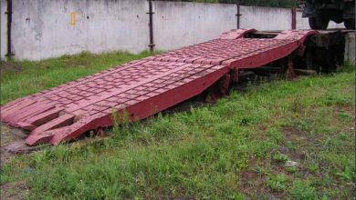 Съёмная погрузочная рампа на траве у бетонного забора