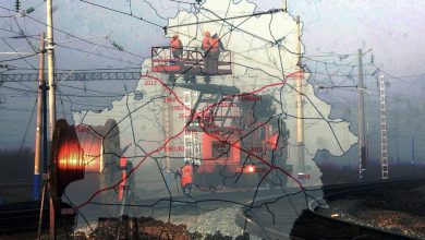Рабочие на контактной сети на фоне карты Беларуси