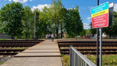 Пешеходный переход через пути со знаком «Пешеходный переход. Берегись поезда!»
