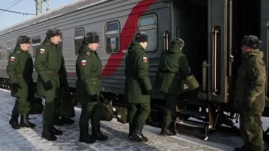 Военнослужащие садятся в пассажирский вагон РЖД зимой
