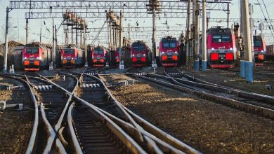 Электропоезда в красно-серой окраске на путях депо