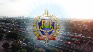 Эмблема на фоне вида сверху на станцию