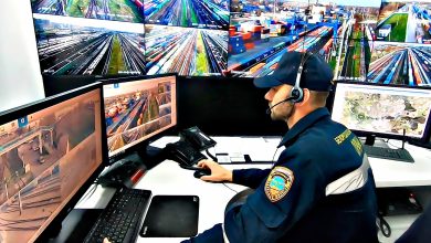 Сотрудник военизированной охраны у мониторов видеонаблюдения