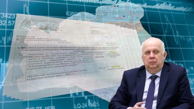 Мужчина в костюме на фоне документа и карты