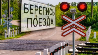 Нерегулируемый переезд со знаком «Берегись поезда» и светофором