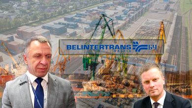Двое мужчин в костюмах на фоне порта, логотип Belintertrans