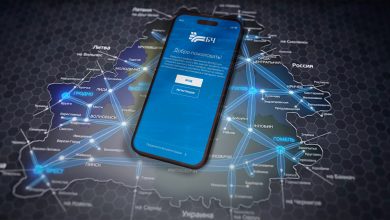 Смартфон с приложением БЧ на фоне схемы маршрутов по карте Беларуси