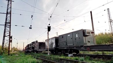 Кунги на платформах в составе поезда на станции