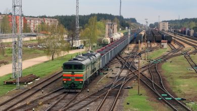 Тепловоз с грузовым составом на станционных путях