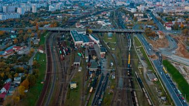 Вид сверху на сортировочную станцию и городскую застройку