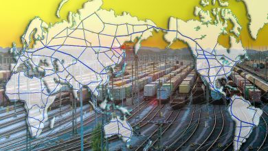 Карта мира с маршрутами на фоне сортировочной станции
