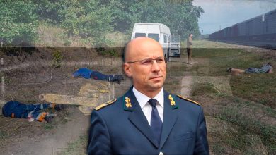 Коллаж: мужчина в форме железнодорожника на фоне места происшествия у путей
