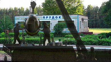 Коллаж: станция Прудок и погрузка контейнера краном