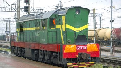 Маневровый тепловоз ЧМЭ3 на станционных путях
