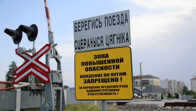 Переезд со светофором и знак «Берегись поезда. Зона повышенной опасности. Хождение по путям запрещено!»