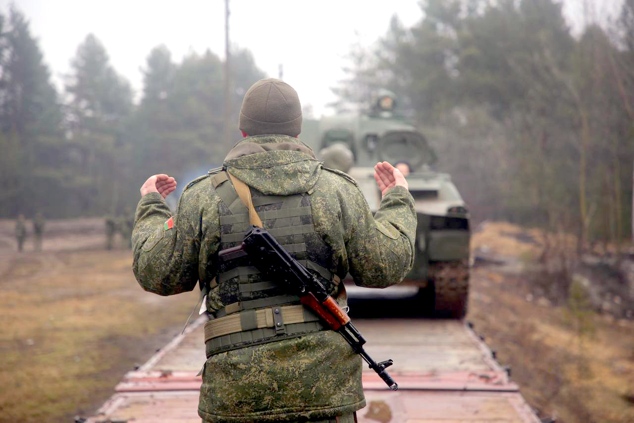 Снимок со станции Заслоново при погрузке воинской техники 19-й механизированной бригады, 1 из 4