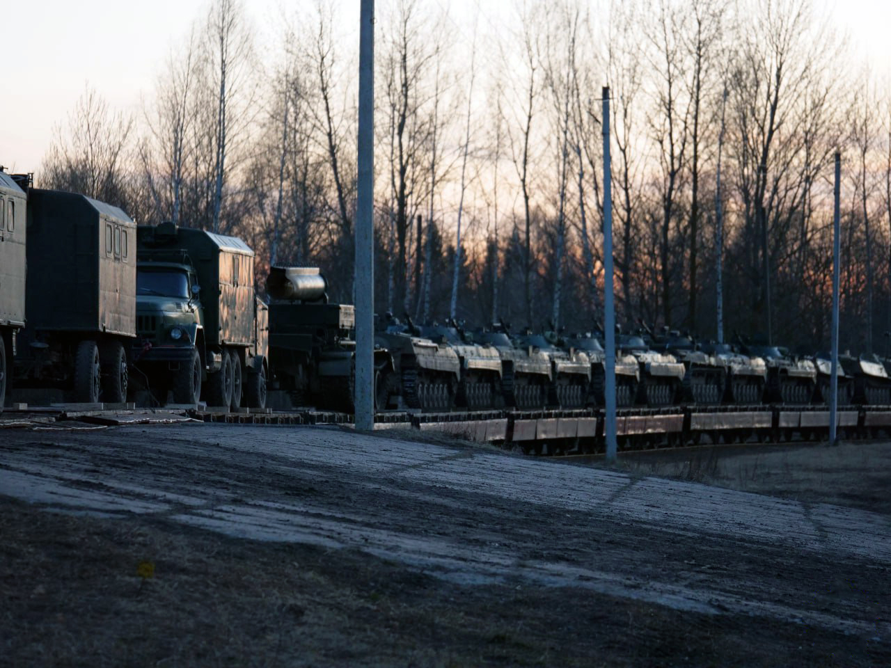 Снимок со станции Заслоново при погрузке 1-го отдельного механизированного батальона 19-й механизированной бригады, 3 из 4