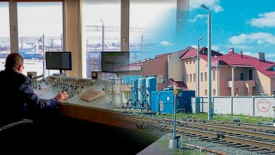 Коллаж: дежурный по станции за пультом и здание станции