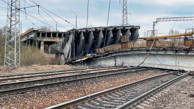 Обрушенный путепровод над железнодорожными путями