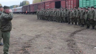Строй военнослужащих у крытых вагонов, на переднем плане офицер