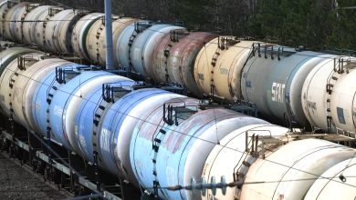 Цистерны в составах на станционных путях