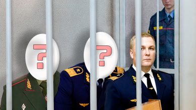 Коллаж: военнослужащий и двое в форме железнодорожников за решёткой, лица двоих закрыты знаками вопроса