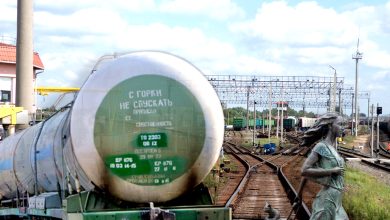 Цистерна с надписью «Сгорает от искры» и скульптура у станционных путей