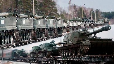 Военная техника и самоходные гаубицы на платформах воинских эшелонов