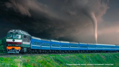 Пассажирский поезд с тепловозом на перегоне на фоне смерча, надпись «Изображение носит иллюстративный характер»
