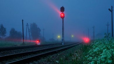 Станционные пути в сумерках, красные сигналы светофоров