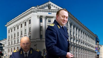 Коллаж: двое мужчин в форме железнодорожников на фоне здания Управления БЖД