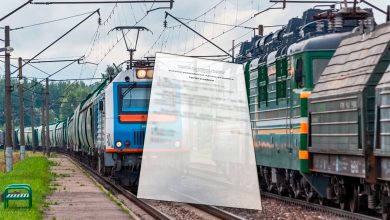 Грузовые электровозы на станционных путях, на переднем плане лист документа
