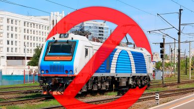 Электровоз в бело-синей окраске, перечёркнутый красным знаком запрета