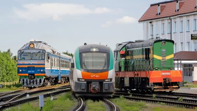 Дизель-поезд, электропоезд и маневровый тепловоз ЧМЭ3 на путях у вокзала