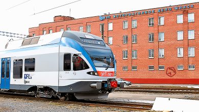 Электропоезд Stadler у здания моторвагонного депо Минск