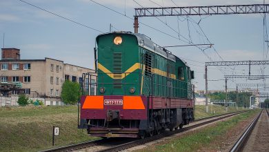 Маневровый тепловоз ЧМЭ3 на перегоне под контактной сетью