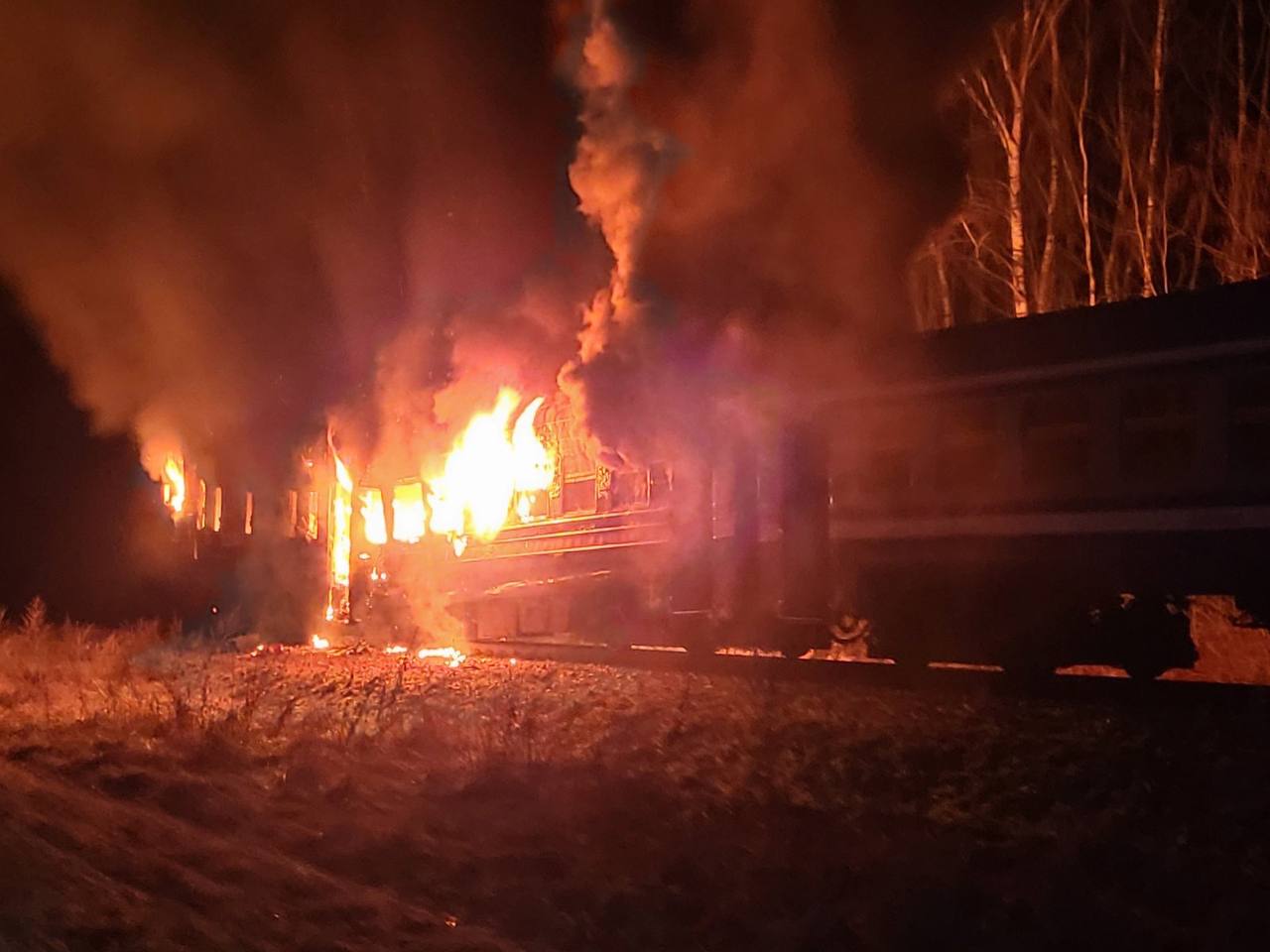 Снимок с места пожара на дизель поезде МДП-004, 3 из 4