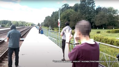 Люди на платформе станции, лицо одного размыто, надпись «Изображение носит иллюстративный характер»