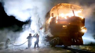Пожарные тушат горящий дизель-поезд ночью