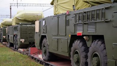 Военные колёсные машины под чехлами на платформах