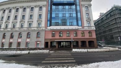 Административное здание с застеклённым фасадом и логотипом на крыше