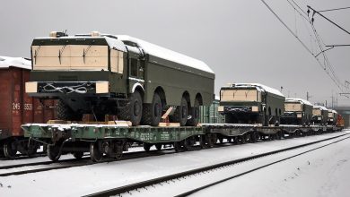 Военные колёсные шасси с кунгами на платформах в заснеженном составе