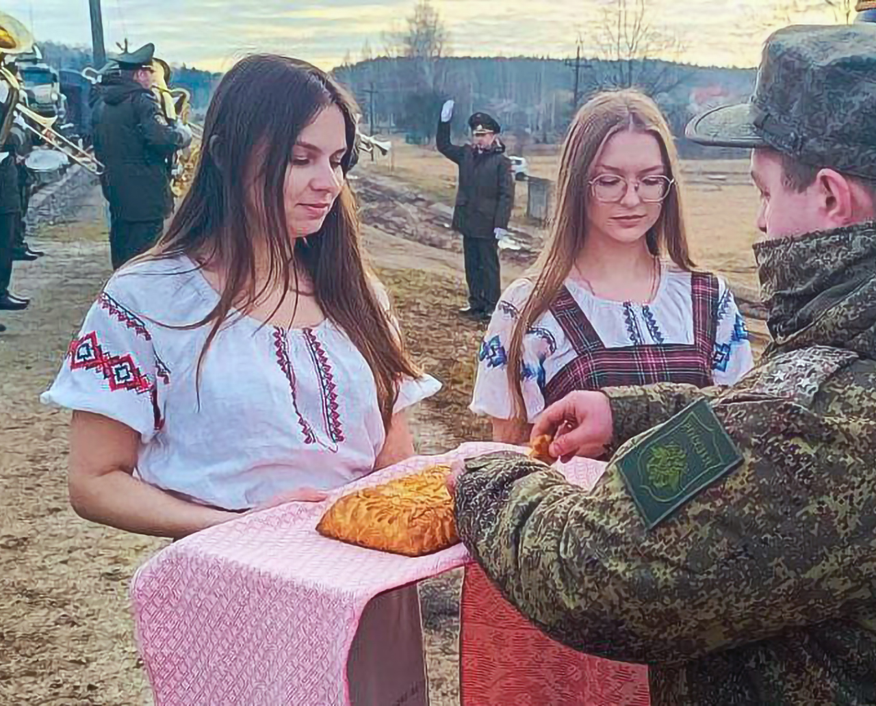 Russian military personnel being welcomed after troop train No. 961 arrived and was unloaded at Ozerishche station, 4 of 4