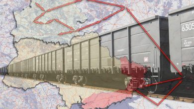 Карта Беларуси и Украины с маршрутами перевозок и выделенными оккупированными территориями на фоне полувагонов