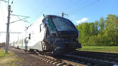 Двухэтажный электропоезд Stadler с повреждённой кабиной на перегоне