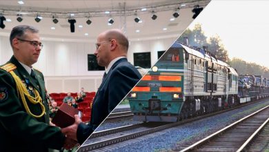 Коллаж: военнослужащий в парадной форме вручает награду мужчине в костюме, тепловоз с грузовым составом