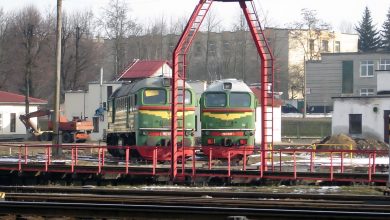 Два тепловоза у смотровой эстакады на станционных путях
