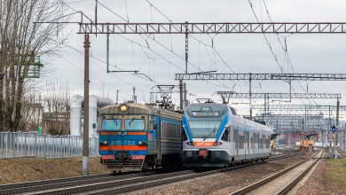 Два электропоезда на станционных путях под контактной сетью