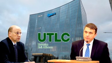 Коллаж: двое мужчин в костюмах, один у трибуны, на фоне стеклянного здания с надписью UTLC Eurasian Rail Alliance